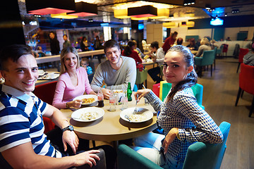 Image showing friends have lanch break in shopping mall