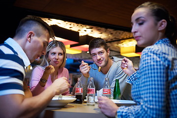 Image showing friends have lanch break in shopping mall