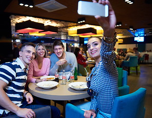 Image showing friends have lanch break in shopping mall