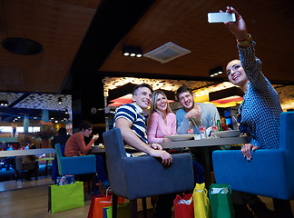 Image showing friends have lanch break in shopping mall