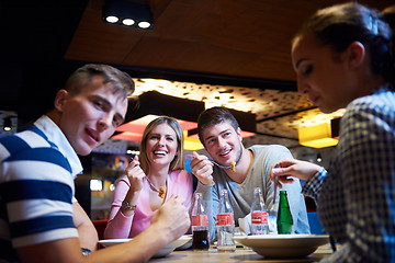 Image showing friends have lanch break in shopping mall