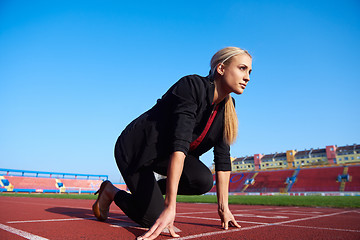 Image showing business woman ready to sprint