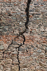Image showing Cracked brick wall