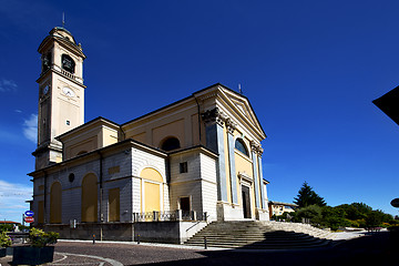 Image showing  italy  lombardy     in  the carnago       church   brick   step