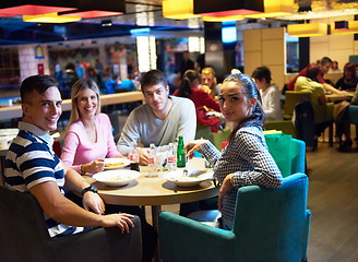 Image showing friends have lanch break in shopping mall