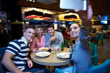 Image showing friends have lanch break in shopping mall