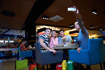 Image showing friends have lanch break in shopping mall