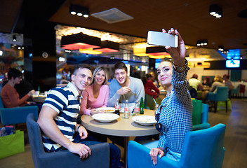 Image showing friends have lanch break in shopping mall