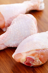 Image showing Raw chicken drumsticks