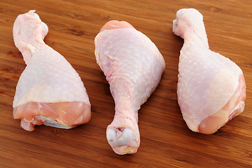 Image showing Raw chicken drumsticks