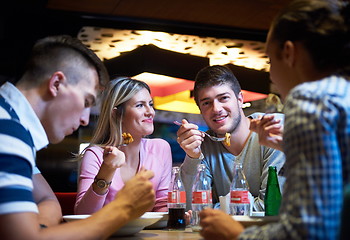 Image showing friends have lanch break in shopping mall