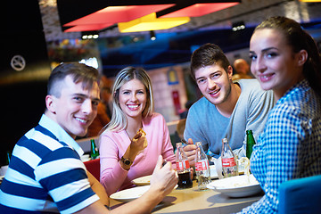 Image showing friends have lanch break in shopping mall