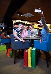 Image showing friends have lanch break in shopping mall