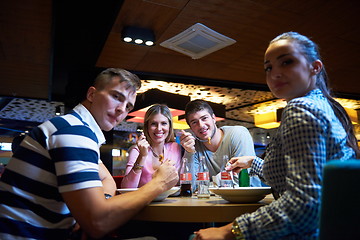 Image showing friends have lanch break in shopping mall