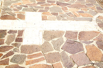 Image showing  cracked   brick in wall and the background