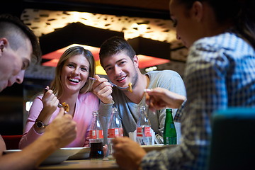 Image showing friends have lanch break in shopping mall