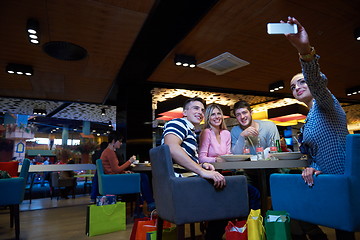 Image showing friends have lanch break in shopping mall