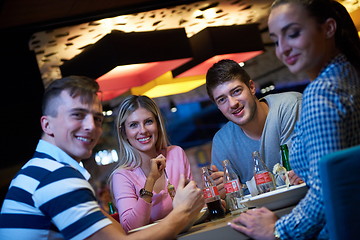 Image showing friends have lanch break in shopping mall