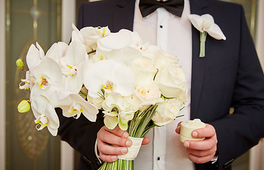 Image showing groom with rings and bouquet