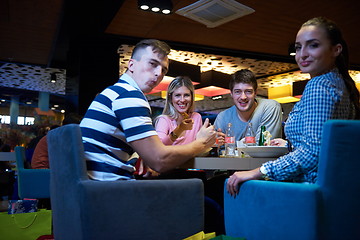 Image showing friends have lanch break in shopping mall