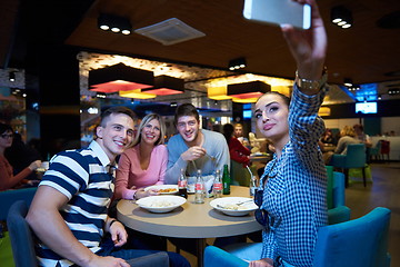 Image showing friends have lanch break in shopping mall