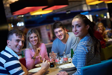 Image showing friends have lanch break in shopping mall