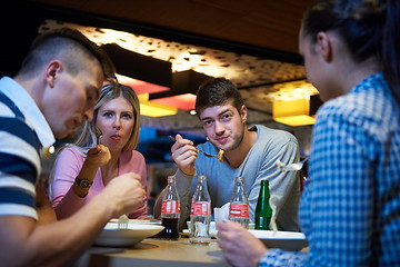 Image showing friends have lanch break in shopping mall