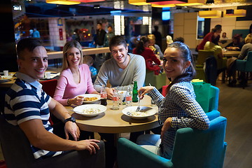 Image showing friends have lanch break in shopping mall