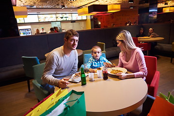 Image showing family having lunch in shopping mall