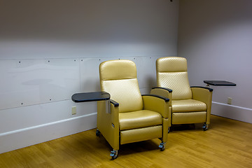 Image showing empty psych room with chairs 