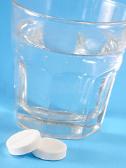 Image showing white pills and water