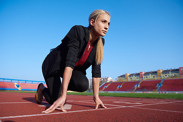 Image showing business woman ready to sprint