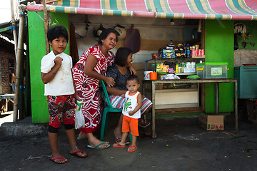 Image showing Indonesian family in Manado shantytown