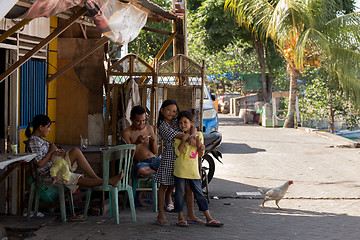 Image showing Indonesian girls with family in Manado shantytown