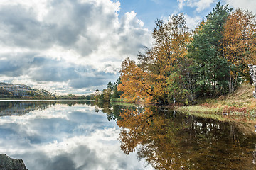 Image showing Autumn by the lake