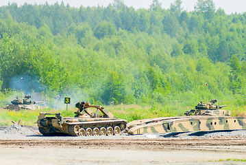 Image showing Bridge layer MTU-72 in action under tank cover