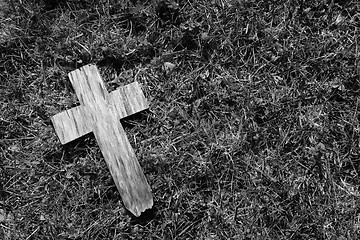 Image showing Small cross on grass and moss