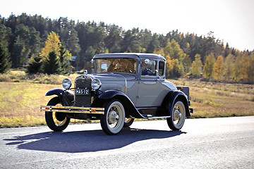 Image showing Ford 2D Standard Couple A/2640year 1930 on the Road