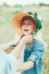 Image showing The young mother and daughter on green grass background 