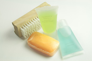 Image showing small size toiletries for travelling