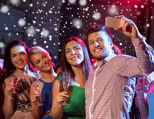 Image showing friends with glasses and smartphone in club