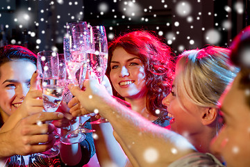 Image showing smiling friends with glasses of champagne in club