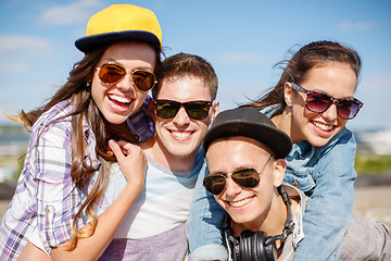 Image showing group of smiling teenagers hanging out