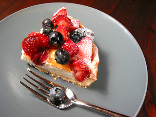 Image showing Slice of berry cake on a plate