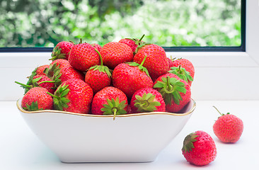 Image showing Ripe strawberries in a ceramic vase.