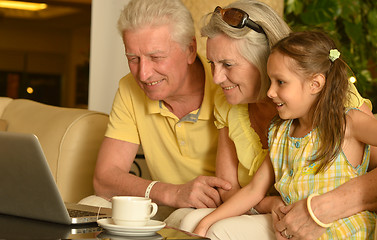 Image showing family sitting with laptop 