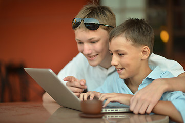 Image showing brothers with laptop