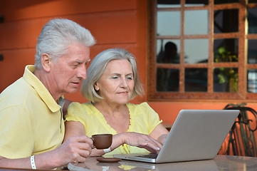 Image showing couple sitting with laptop 