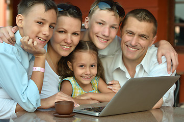 Image showing family sitting with laptop 