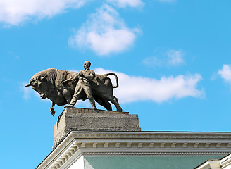 Image showing The man with the bull monument 